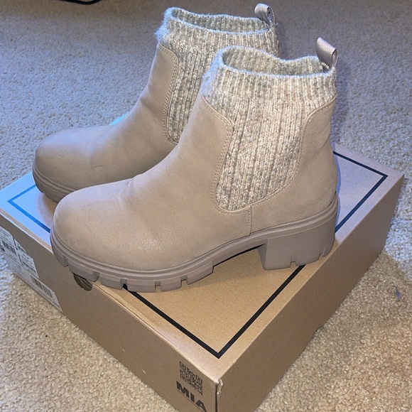 MIA Madisyn Lug Ankle Boot - Picture 3 of 10